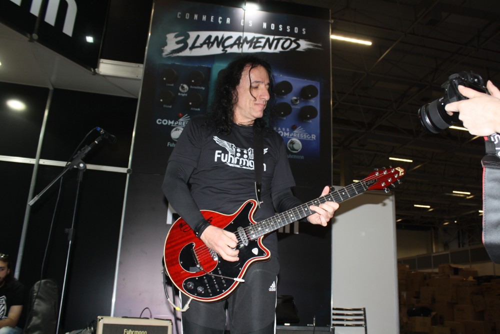 o guitarrista marcio sanches dando um show na music show expo 2019
